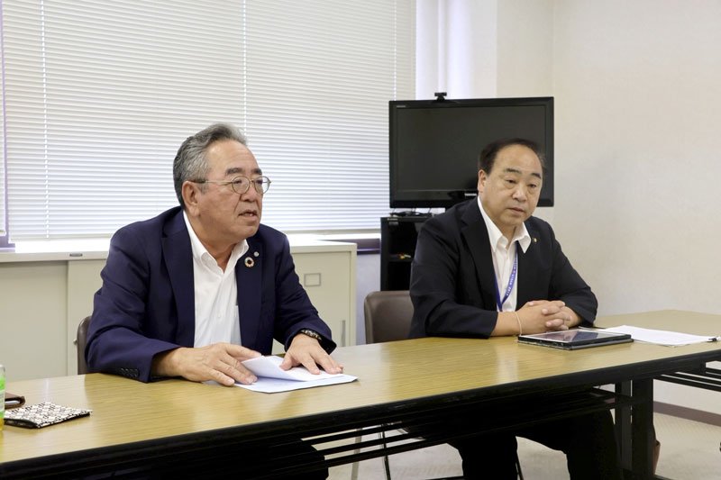 協議会後に取材に応じる管理者の松下山武市長（右）と副管理者の佐藤晴彦横芝光町長＝１７日、山武市