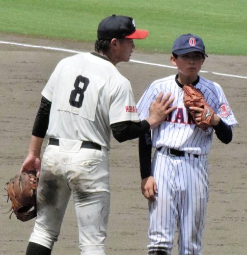 大原・茂原樟陽－成田北　連合を組んだ大原・彦坂（右）に声をかける茂原樟陽・十枝＝長生の森
