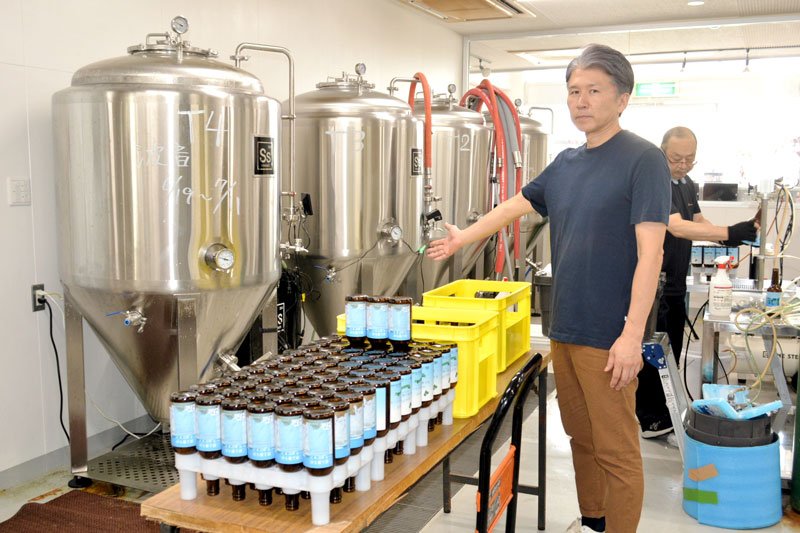 醸造所の発酵タンクでこだわりのビール造りに取り組む＝勝浦市