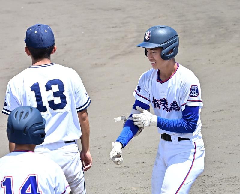 東京学館―西武台千葉　５回裏西武台千葉１死三塁、勝ち越し打を放った西武台千葉・佐藤（右）＝柏の葉

