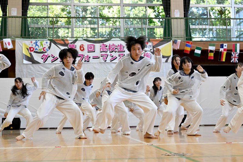 華麗なパフォーマンスを披露する生徒たち＝１９日、千葉市花見川区の幕張コニュニティセンター