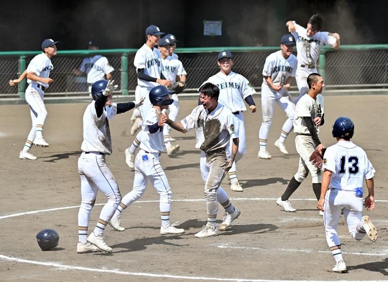 我孫子東―千葉黎明　タイブレークの延長１０回に逆転サヨナラ勝ちし、喜ぶ千葉黎明ナイン＝柏の葉

