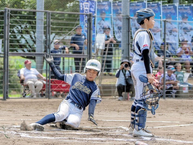 ３打数２安打の活躍で５回には同点のホームを踏んだ豊上ジュニアーズの神林駿采＝中田ＳＣ