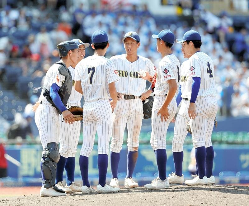 ２回裏、マウンドに集まる中央学院の選手たち＝ＺＯＺＯマリン
