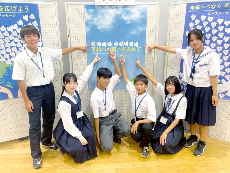 自ら書いたピースメッセージを指さす平和大使＝２８日、市原市役所