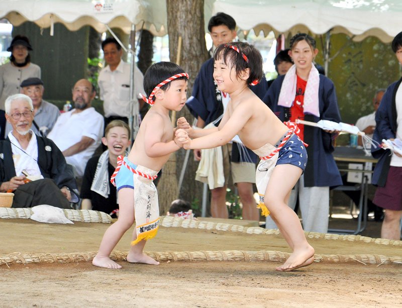 力自慢集い「はっけよい」―。相撲との関わりが深い東庄町で「笹川相撲まつり」が開かれ、参加した子どもたちが元気いっぱいに熱戦を繰り広げた＝同町の諏訪大神