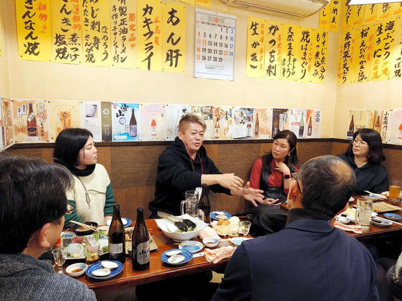 講師と語り合う「夜楽」で実業家の堀江貴文氏（中央）と交流する参加者＝２０２４年１月、市原市内