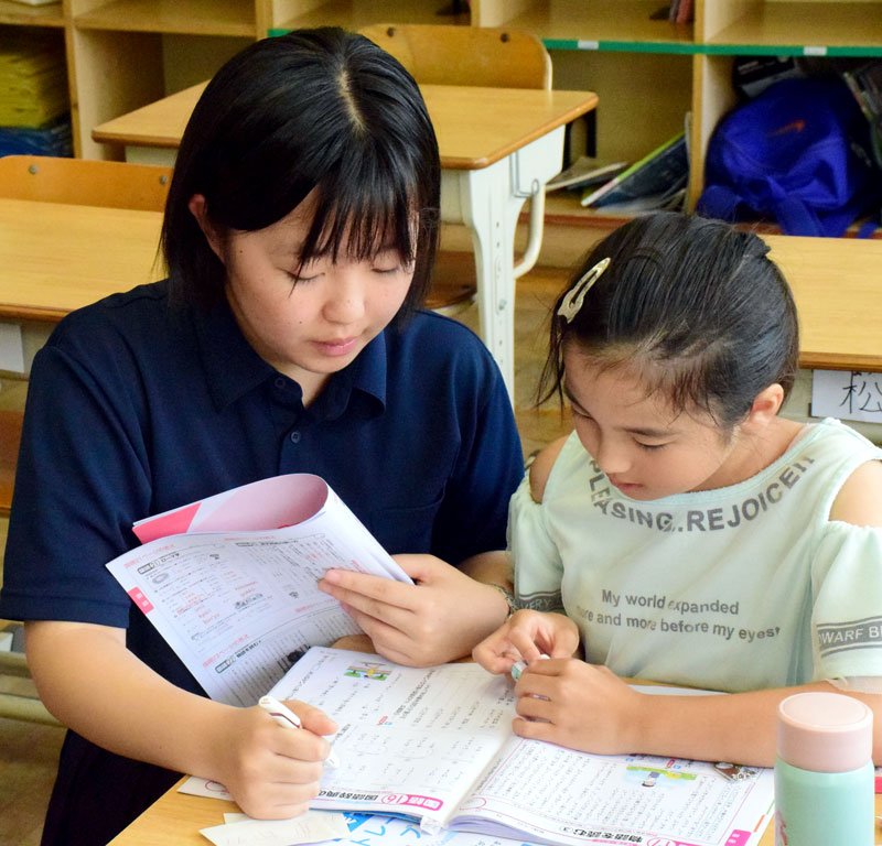 児童の学習をサポートする長高生（左）＝長生村立高根小
