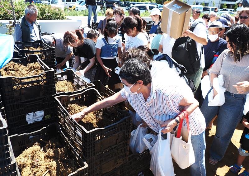 市民が長い列を作ったユリの球根の無料配布＝袖ケ浦市
