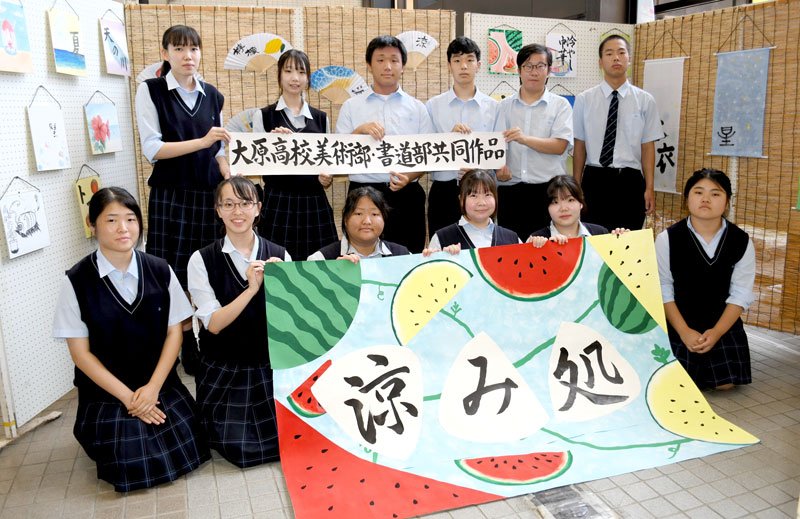 市役所の涼み処を模様替えした千葉県立大原高生＝いすみ市
