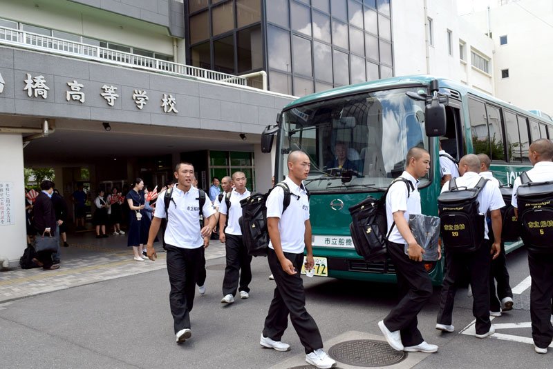 甲子園に向けてバスに乗り込む選手ら＝３１日、市立船橋高校