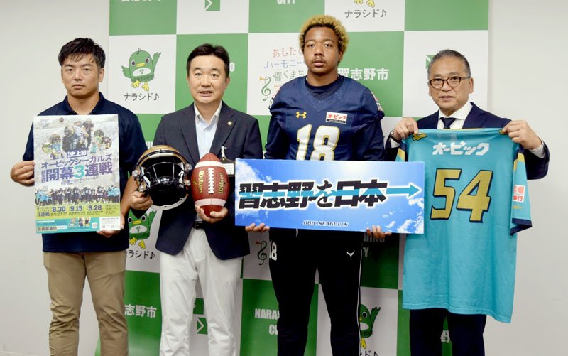 宮本市長（左から２人目）に日本一奪還を誓うオービックシーガルズの並河代表（右端）ら＝習志野市役所