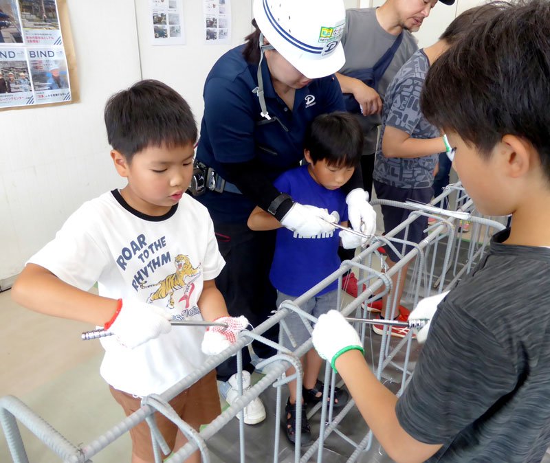 鉄筋の結束作業に取り組む参加児童＝２日、市原市の国分寺公民館