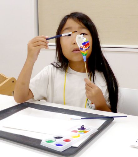 たくさんの色を使いオリジナルのほら貝を作る子ども＝３日、市原市の市原歴史博物館