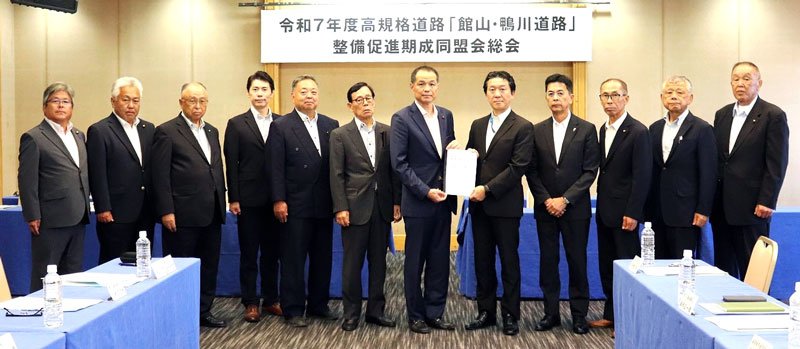 四童子県土整備部長（右から５人目）に要望書を手渡す佐々木鴨川市長（同市提供）
