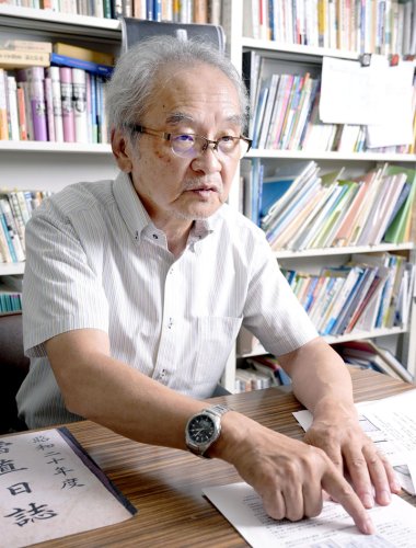 戦時下の学校日誌について話す学習院大の斉藤利彦名誉教授（共同）