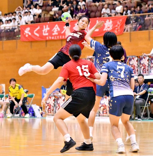 白梅学園―昭和学院　後半、シュートを放つ昭和学院・浜口＝きびじアリーナ