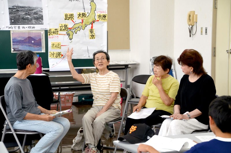 空襲を受けた体験を語る竹内さん（左から２人目）＝９日、市原市の辰巳公民館