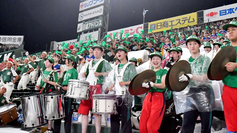 市船橋の選手を応援する吹奏楽部員や野球部員ら＝９日夜、兵庫県西宮市の甲子園球場