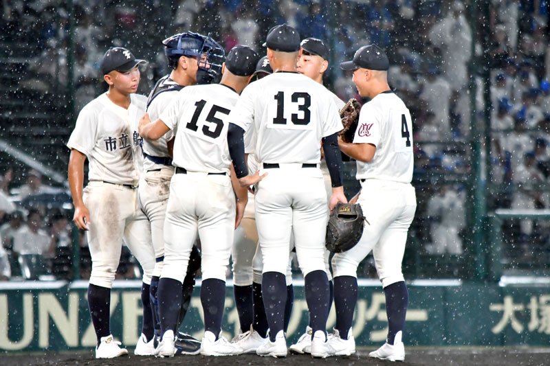 市船橋－明豊　３回表のピンチで、マウンドに集まり声をかけ合う市船橋ナイン＝甲子園