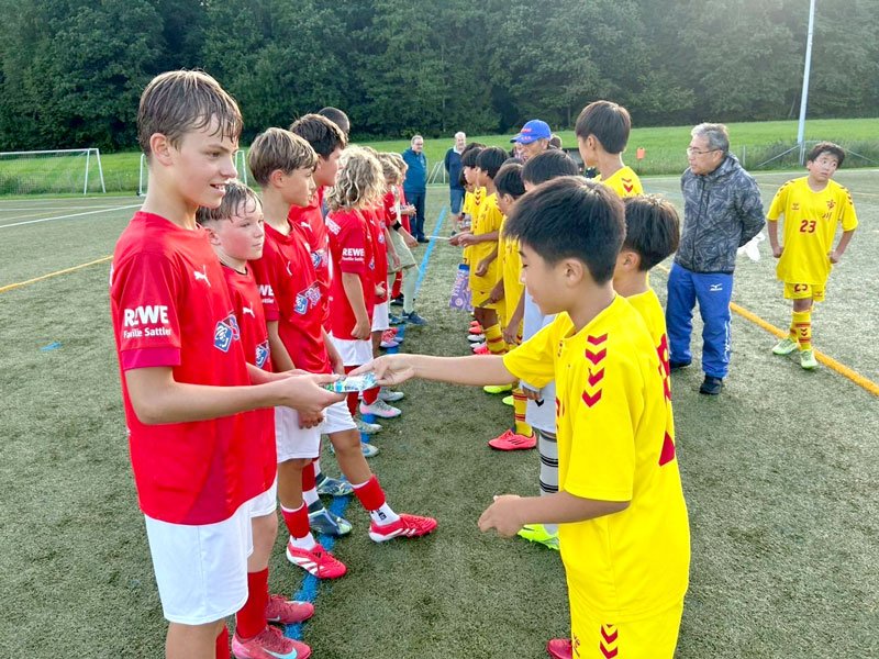 ドイツ・バイエルン州の少年チームとの試合で交流する市川ＦＣの選手たち（市川市サッカー協会提供）