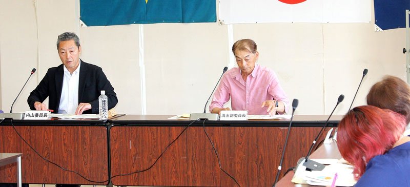 宿泊税検討委員会で発言する内山委員長（左）＝２１日、鋸南町役場