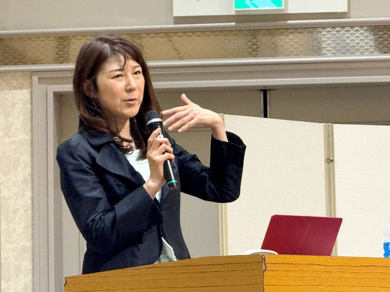 千葉政経懇話会８月例会で講演する国崎氏＝２６日、千葉市中央区のホテル