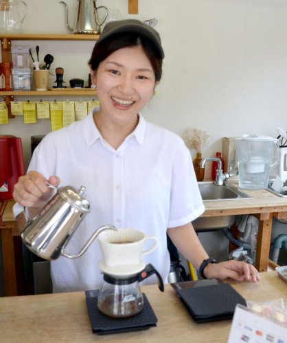 カフェインレスコーヒーを開発した曽根さん＝市原市のｕｓｈｉｋｕｎｉ　ｃａｆｅ