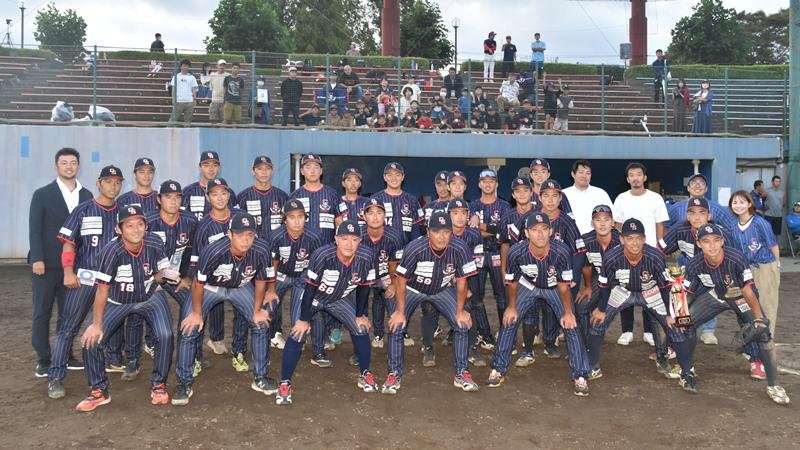 ＢＣリーグに本加盟する千葉スカイセイラ―ズ（千葉ＳＳ）の選手たち＝独立リーグ・ベイサイドリーグ（当時）で優勝し、ファンと写る。２３年９月、四街道市の四街道総合公園野球場