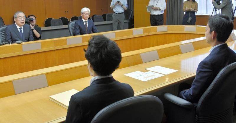 銚子市沖での洋上風力発電計画から撤退する経緯を熊谷知事（手前右）に説明する三菱商事の中西社長（奥左）ら＝２８日、県庁