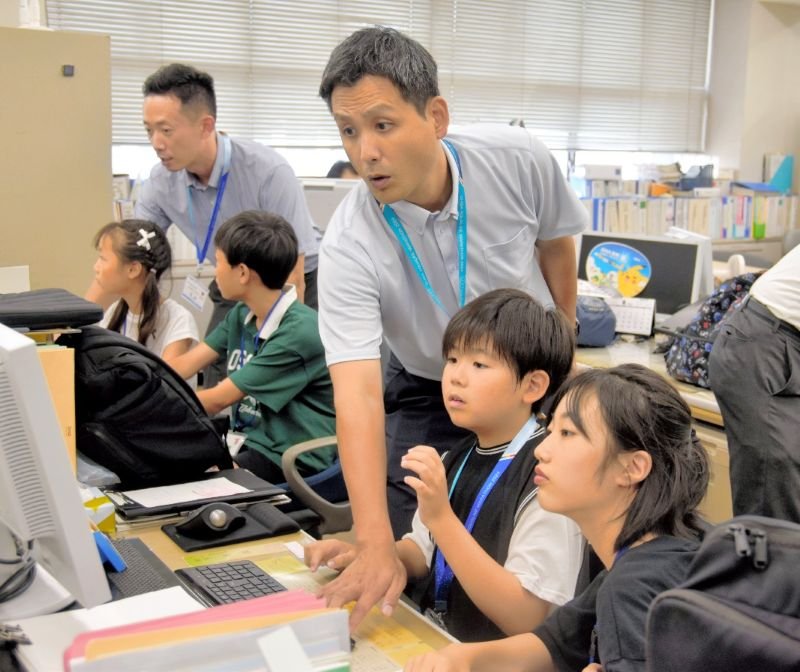 子ども参観日で親とともに名刺づくりなどに挑戦する子どもたち＝１８日、千葉県庁