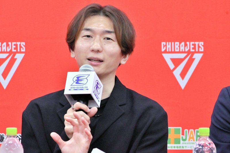 記者会見で今季限りでの引退を表明した千葉Ｊ・西村＝１２日、ららアリーナ東京ベイ