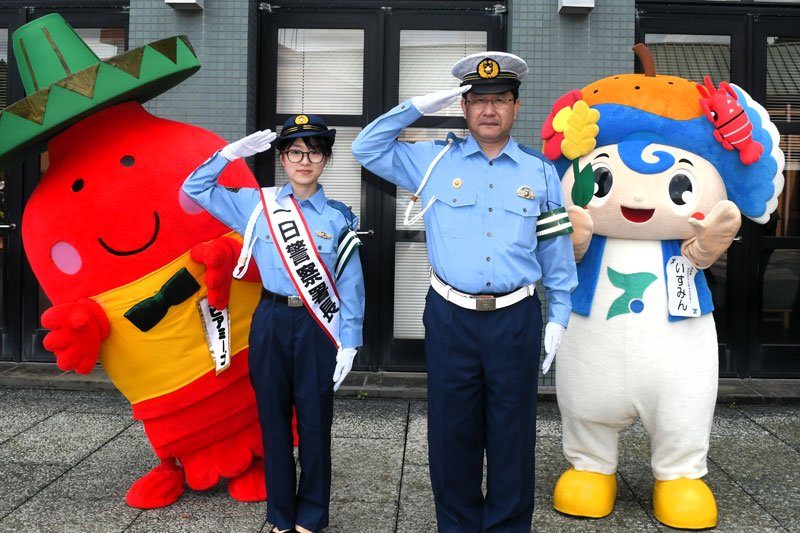 いすみ署の一日署長に就任した千葉銀行の石川さん（中央左）＝２２日、御宿町役場