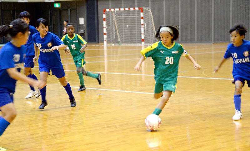 素早い展開でドリブルで攻め込む選手＝千葉市中央区の千葉ポートアリーナ
