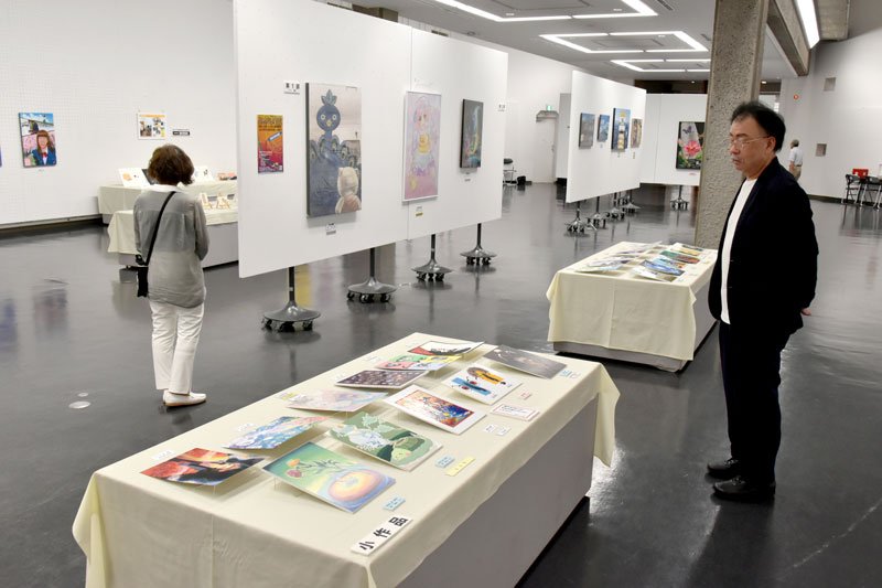 さまざまな作品が並ぶ千葉デザイン展＝千葉市中央区
