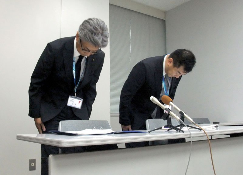 記者会見で謝罪する伊能副病院局長（右）ら＝４日、千葉県庁