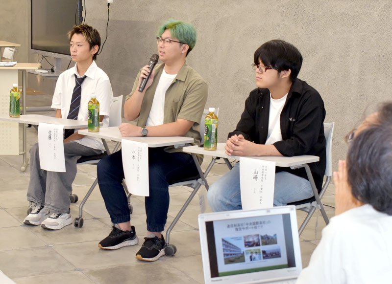 不登校の経験を語る高校生や大学生＝８月３０日、千葉市中央区の中央高等学院千葉校