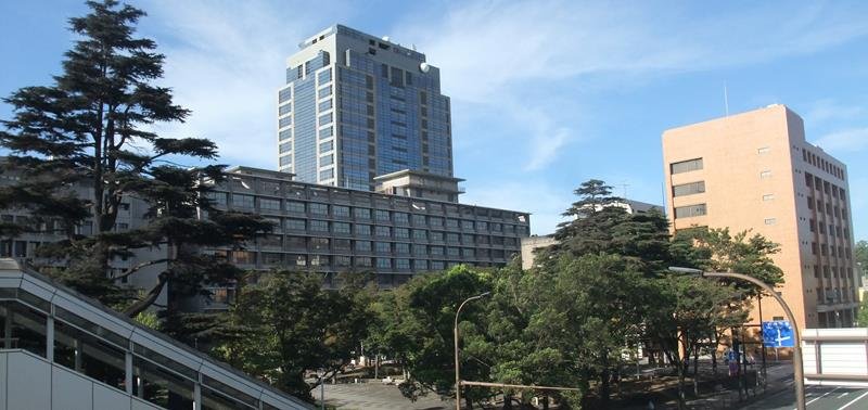 千葉県の５棟の庁舎。写真奥の高層施設が本庁舎で周辺に中庁舎や議会棟、南庁舎などが立地している＝千葉市中央区
