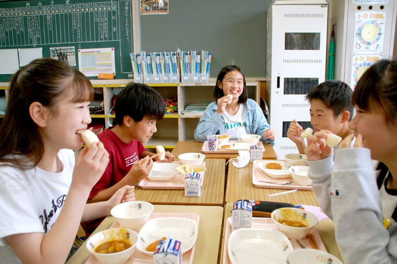 給食で提供された地元・市原市産の梨を味わう児童＝５日、市原市立国分寺台西小学校