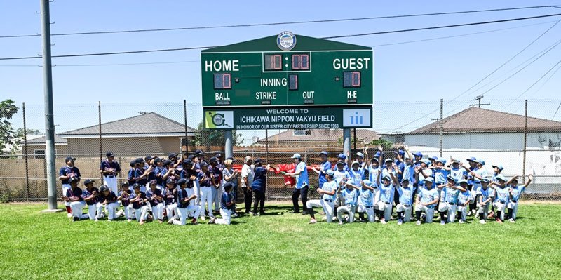 球場名に「ＩＣＨＩＫＡＷＡ」を冠した野球場で交流する少年野球の選手たち（市川市提供）