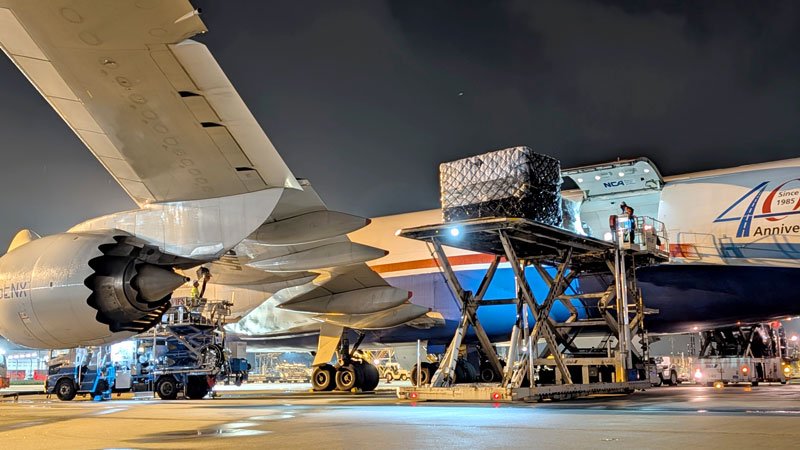 フランクフルトへの再就航に向けて搭載作業が行われる日本貨物航空の貨物専用機＝４日、成田市の成田空港
