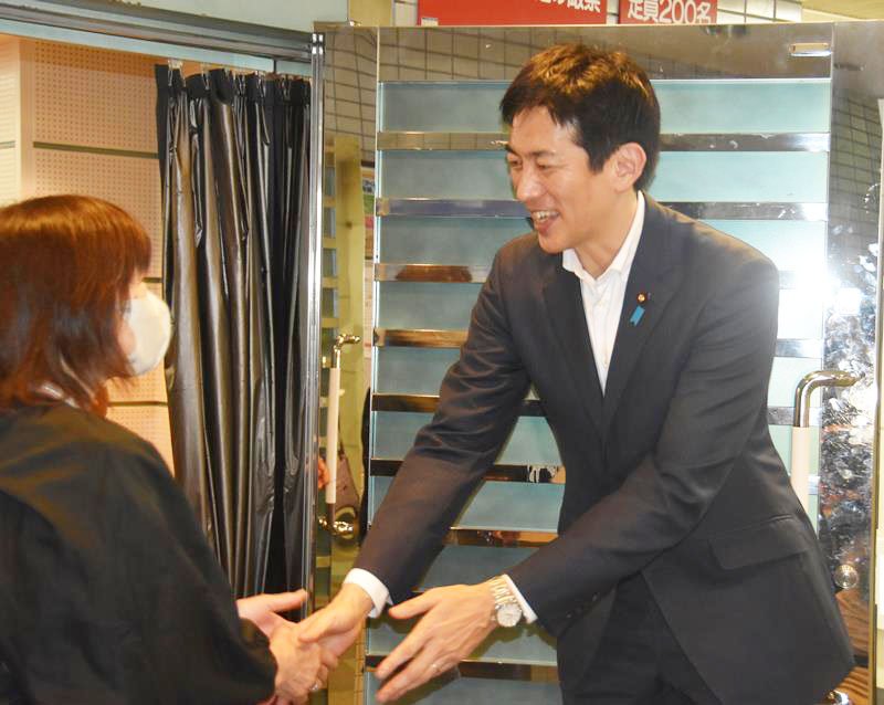 自民党総裁選への出馬意向を伝えた地元後援会の会合後、支援者から握手でエールを受けた小林氏＝１３日、八千代市