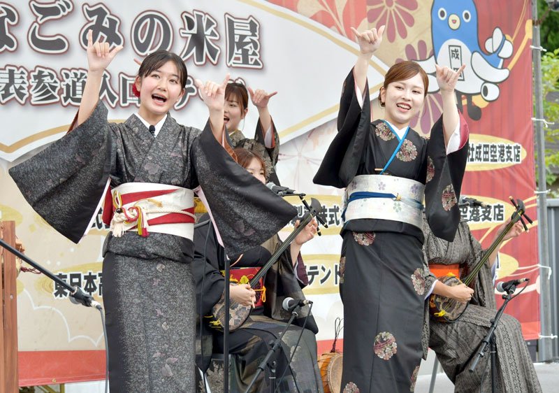 三味線や歌声に合わせて愉快な踊りを披露した奄美の島唄の演者＝１３日、成田市