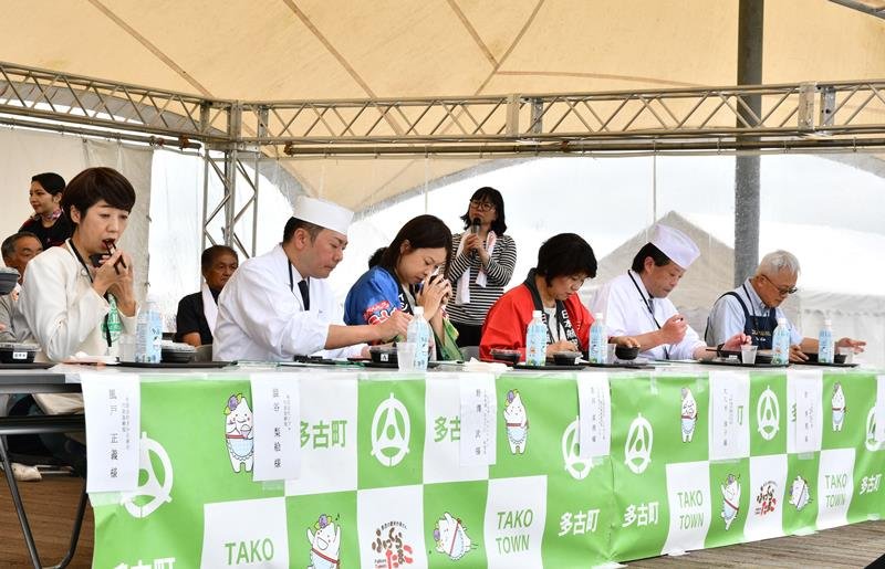 多古米の味や香りを確かめる審査員ら（昨年の様子）
