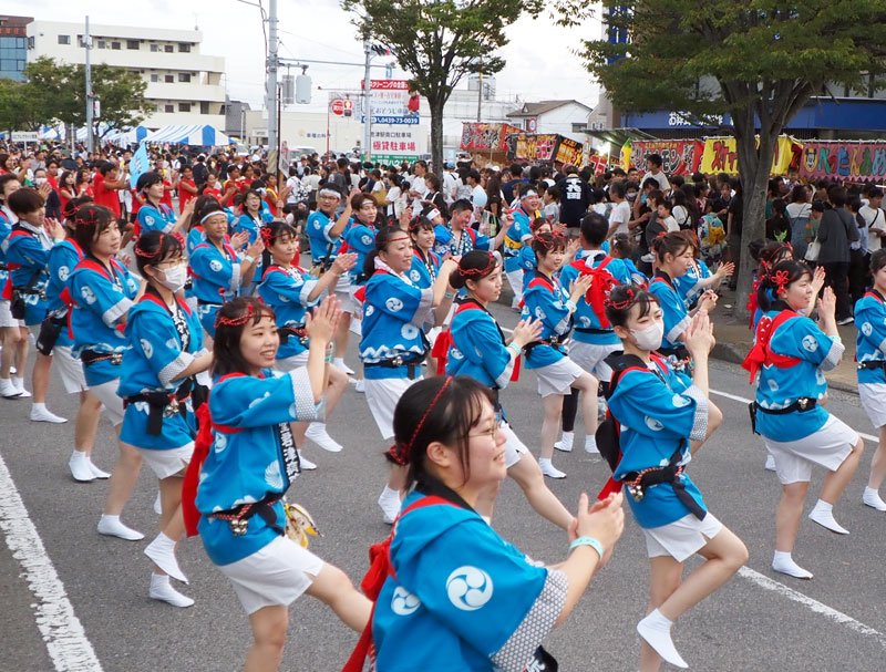 息の合った踊りでまちが活気づいた「いやさか君津踊り」＝君津市