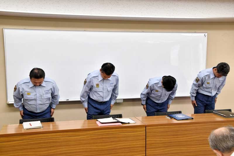 職員による横領が発覚し、謝罪する本田消防局長（左から２人目）ら柏市消防局幹部＝２５日、同市