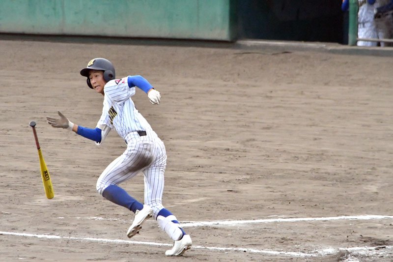 中央学院－光英ＶＥＲＩＴＡＳ　８回表無死二塁から内野安打を放つ中央学院の池田昂＝柏の葉