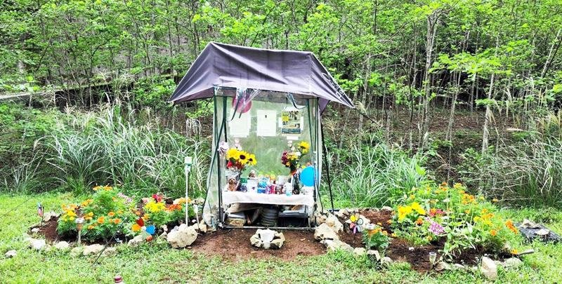 美咲さんが行方不明になった山梨県内に設置されていた献花台＝昨年９月２１日（関係者提供）