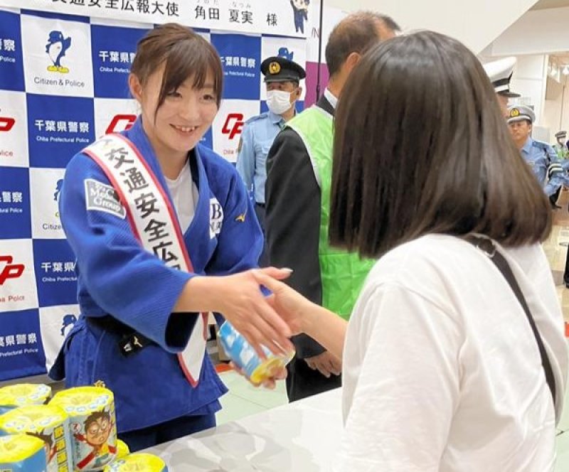 交通安全グッズを手渡す角田夏実選手＝２１日、千葉市緑区