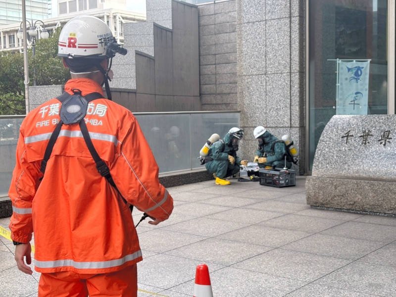 対応に当たった千葉市消防局の隊員ら＝６日午前９時５５分ごろ、千葉市中央区の千葉県庁